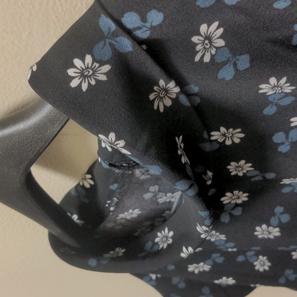 🍀 3/$9 Floral Mock Neck Blouse by Ann Taylor - Picture 2 of 6